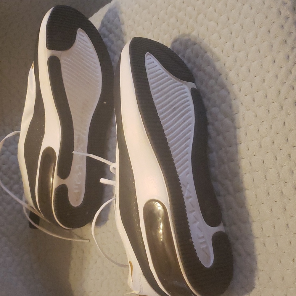 Nike's - Picture 3 of 4